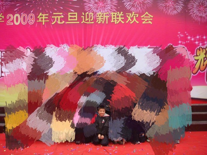 王俊凯小时候缺牙都这么萌王俊凯十岁元旦晚会照片 好想魂穿他十岁同学啊，坐台下看缺