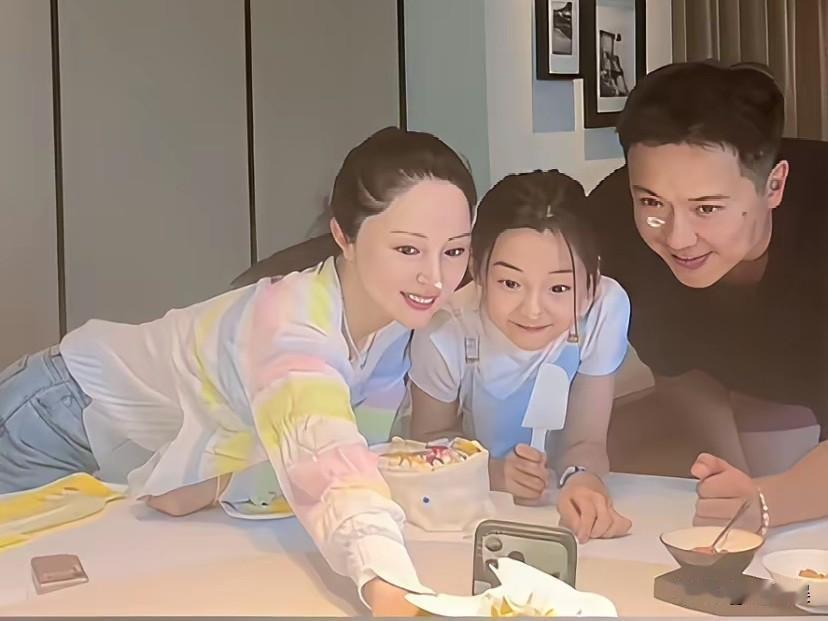 董璇真的给足了高云翔面子。
女儿小酒窝生日董璇放下过去，和高云翔团聚在一起给了小