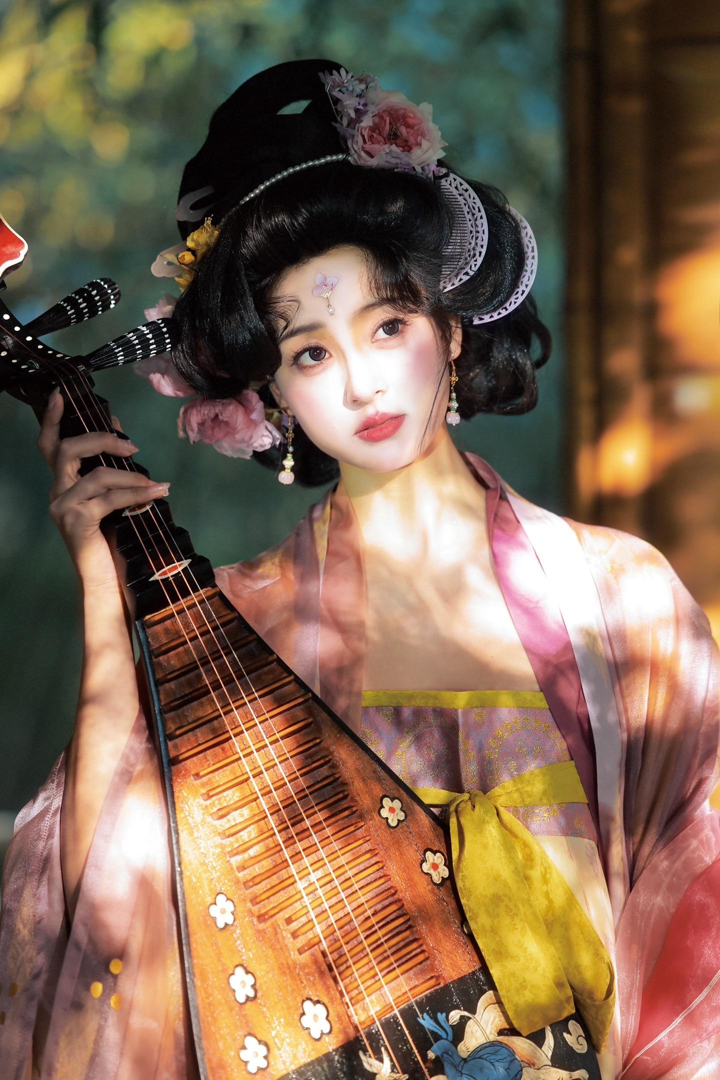 盛世需要美人点缀。喜欢这组光影
摄/后：我
出镜： 
💄