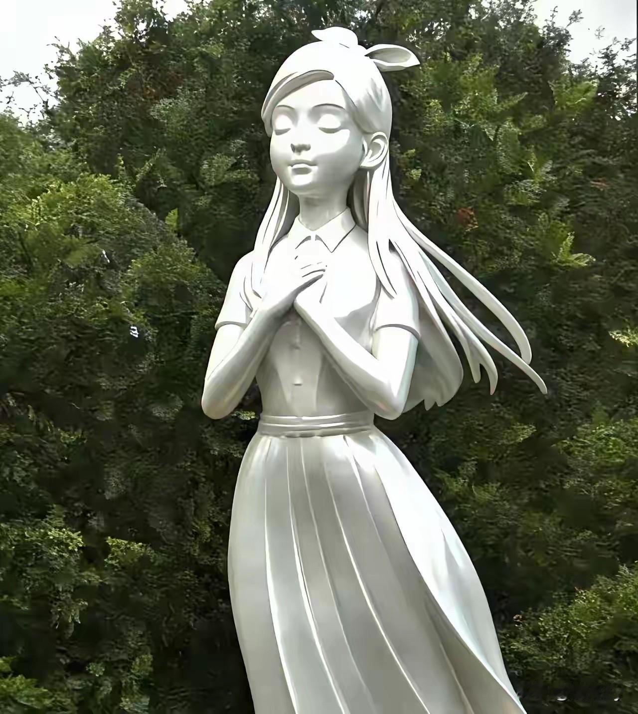 同样都是雕像，左边是大S的雕像，右边是李玟的雕像！

左边是具俊晔为大S设计的，