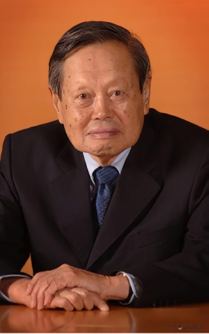 送别杨振宁先生时，有人在评论区问：“为何灵柩覆国旗而非党旗？”其实这背后大有讲究