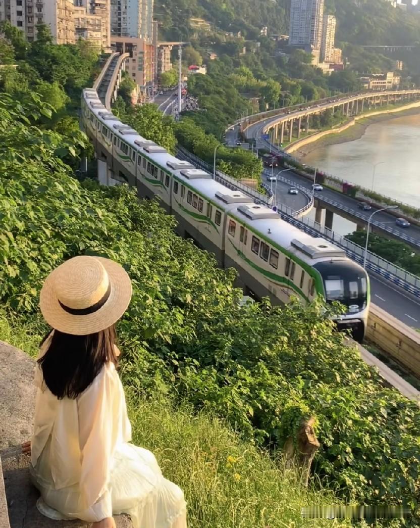 重庆一位21岁的大三学生很是苦恼，爱情的苦恼。

她男友对她很好，但就是太好了，