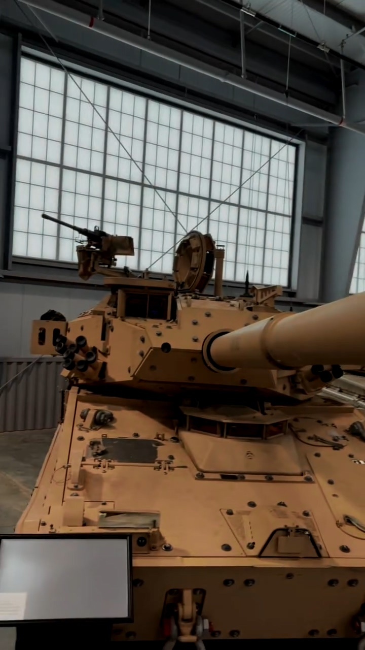 地狱笑话，另一辆XM8轻坦原型车也进入了本宁堡装甲骑兵收藏馆此时父子俩淚眼相望X