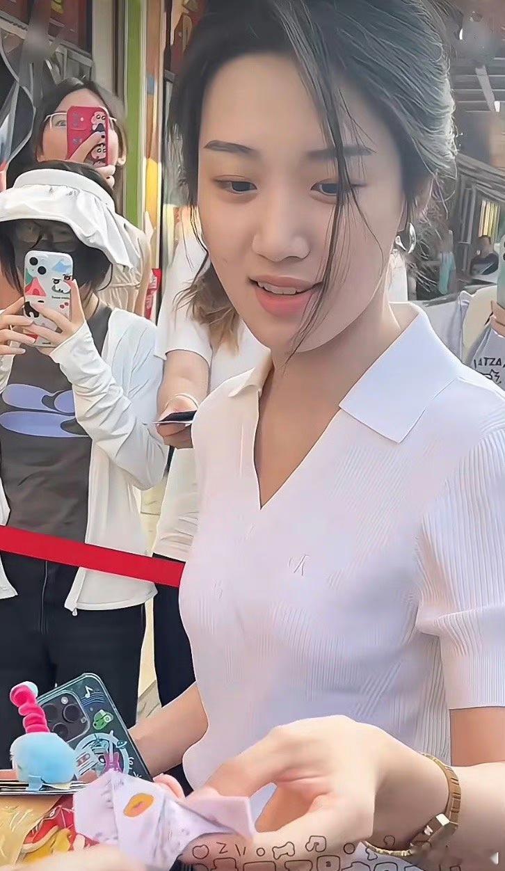 卢煜晓这个风格是在模仿赵露思的松弛感吗？ ​​​