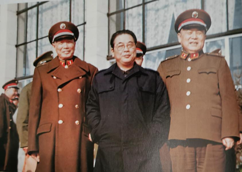 国防大学成立，张震是负责筹建工作的，所以他顺理成章被任命为校长。谁来当政委呢？原