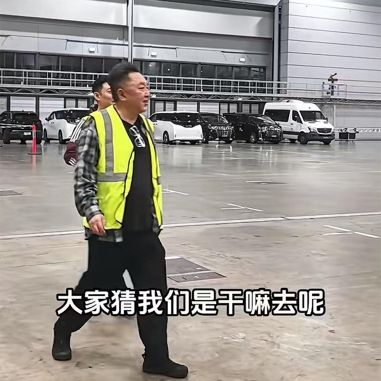 于谦带队抽烟，特意指吸烟区牌子，在家抽烟曾被黑粉攻击！德云社环球巡演正在继续，新
