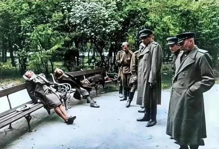 1945年，苏联军队攻克柏林后，几位苏联军官目睹了一家三口在公园长椅上自杀的悲惨