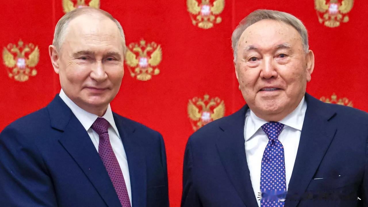 这张合影太刺眼了：退下来的纳扎尔巴耶夫，和普京笑着握手。没有一句警告，却像是当众