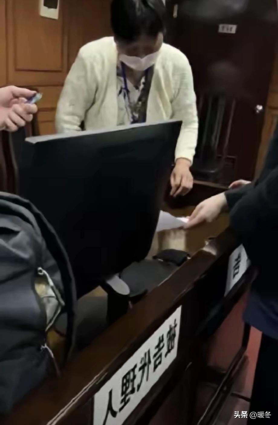 保姆拦着不让进门！上海儿媳推开房门一看，当场心都碎了
 
人心要是坏了，比什么都