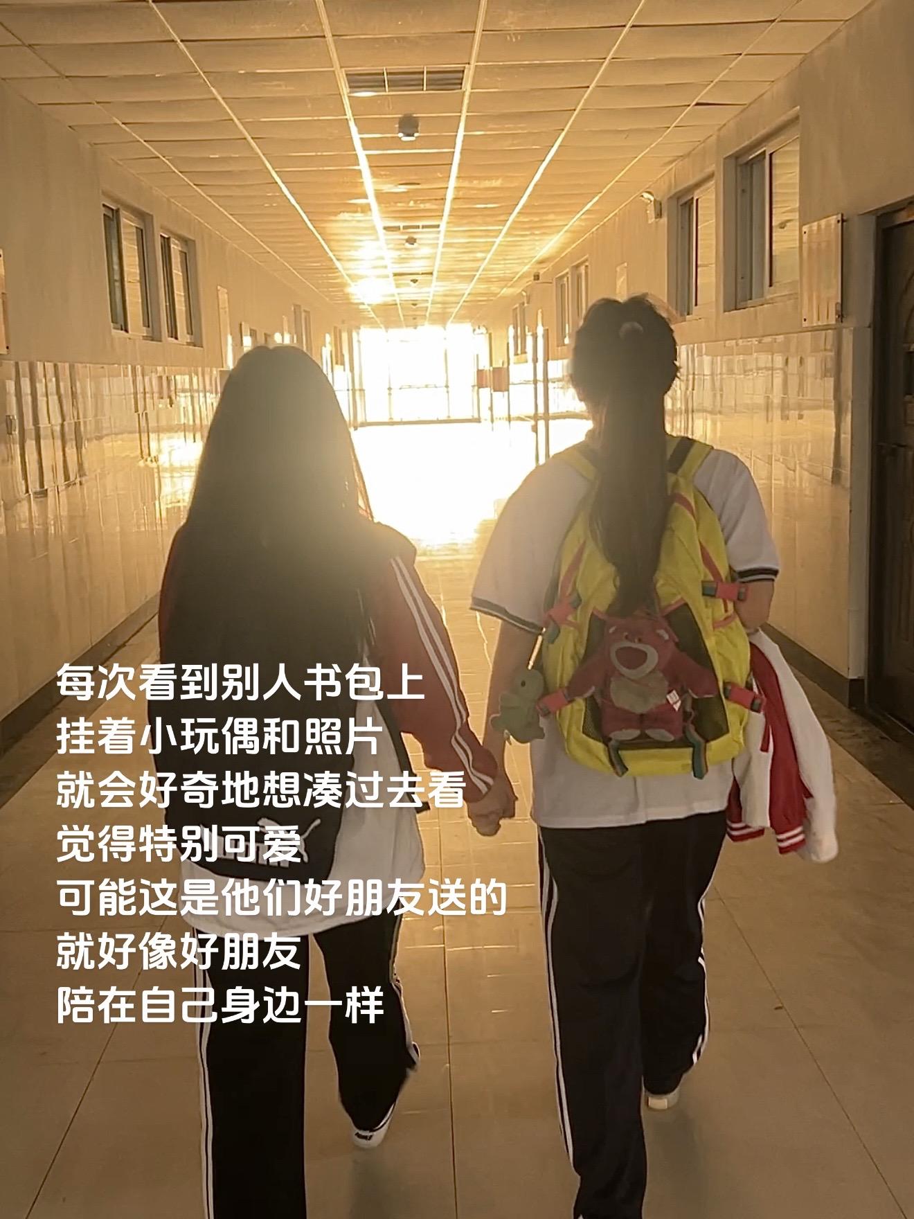 书包上的挂件就像好朋友陪在身边一样