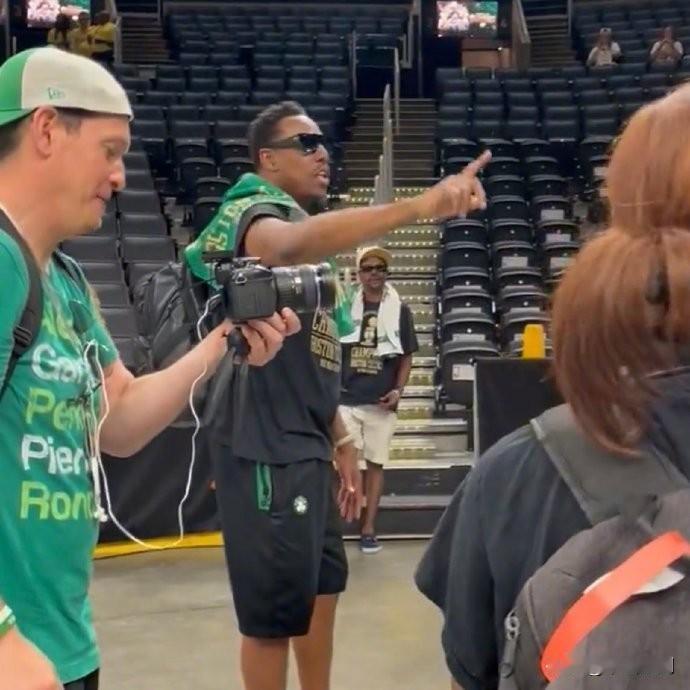 NBA：皮尔斯嘲讽湖人的季中锦标赛冠军

凯尔特人名宿皮尔斯在冠军大游行中—— 