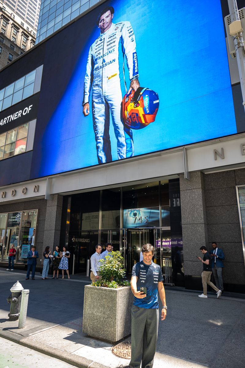 前几天到访Barclays纽约总部看来是一天打卡了两家银行啊lol（网页链接）?
