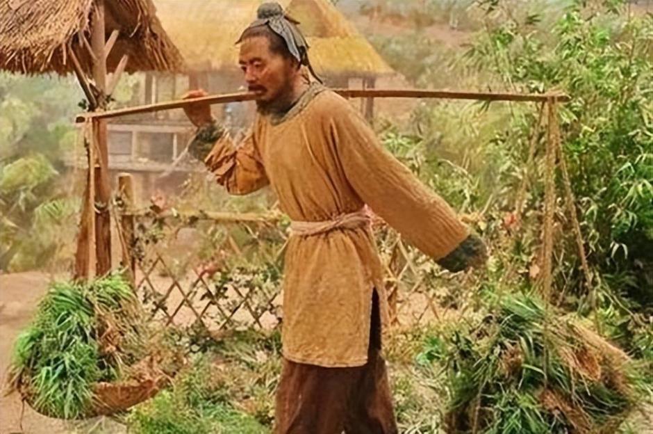历朝历代，最苦的还是农民！
在农村，老人六七十岁还在不停歇劳作，城里人已经退休可