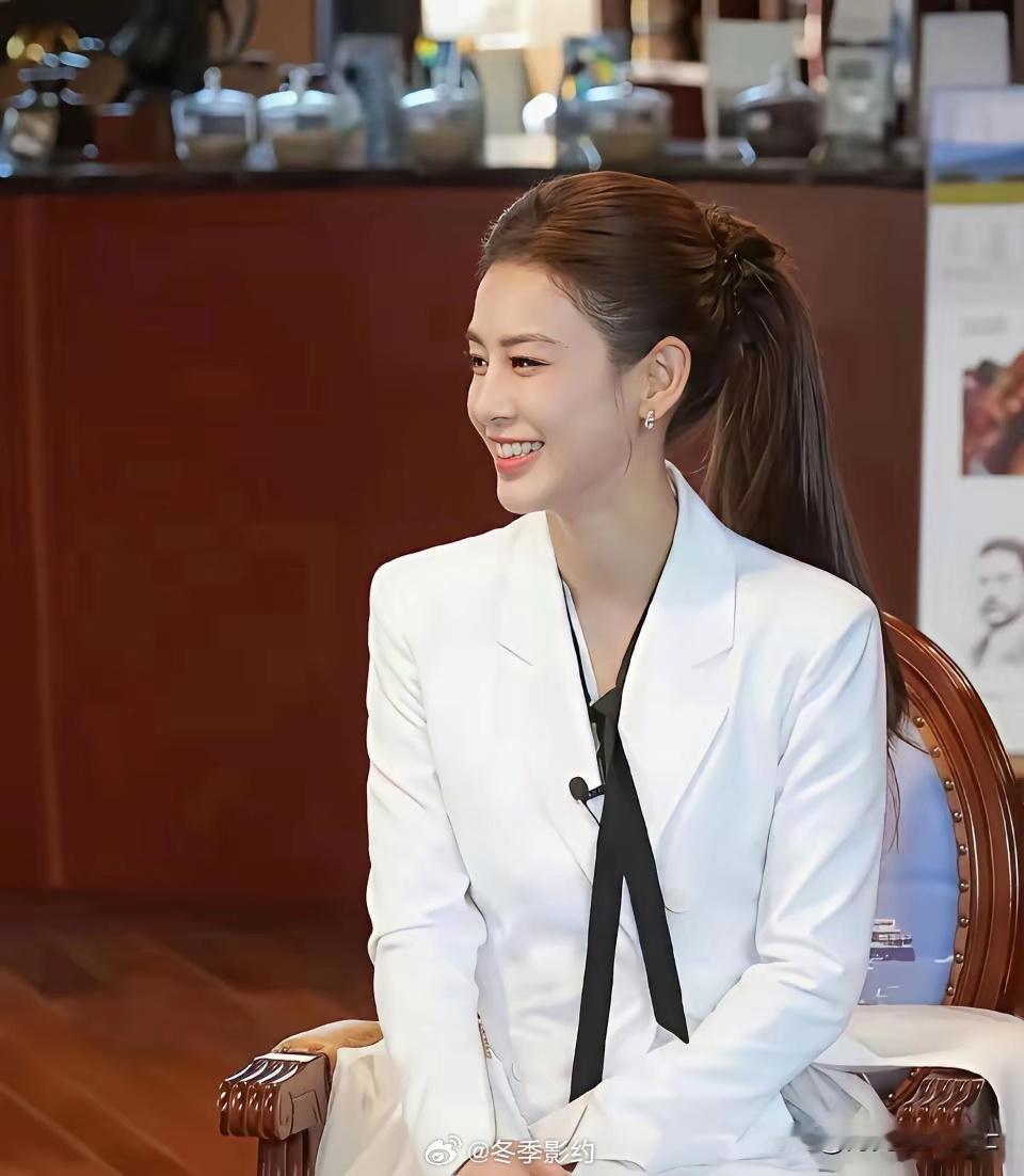 黄圣依离婚之后连气质都变了，杨子对黄圣依最擅长的一句话就是:“你除了有点名气，你