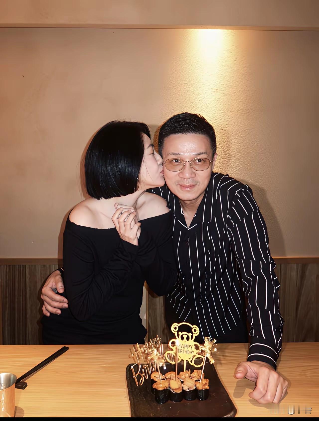 小S给老公许雅钧庆生的照片曝光，这画面反差感绝了！ 小S闭眼侧身献上深情一吻，氛