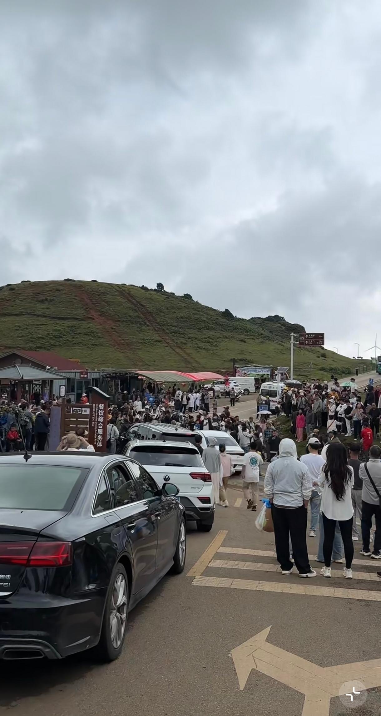 确实管理差，停车场管理差，用餐环境也差，只有景色是美的，评不上5A是有原因的。管