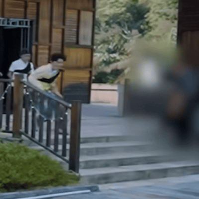 马嘉祺一步跨了四个台阶马嘉祺一下跨四个台阶 咪的天 一下四个台阶
