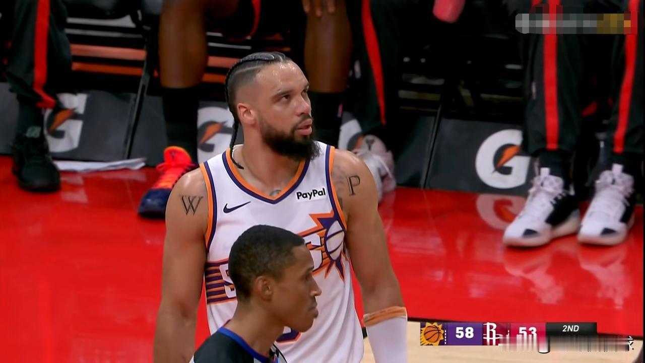 太阳大将狄龙-布鲁克斯真是太念旧了！在今天太阳客场挑战火箭的上半场比赛中，狄龙首