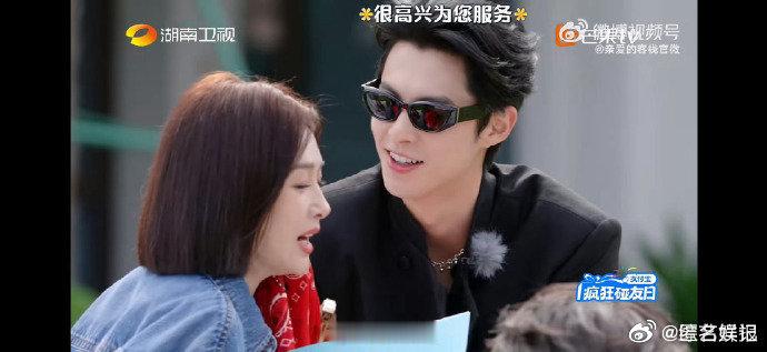 王鹤棣把刷碗手套戴出大片感亲爱的客栈节目里王鹤棣戴手套的画面太吸睛，帅气又接地气