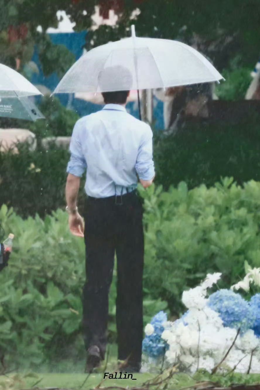 野狗骨头有团综 宋威龙的现偶适配度是被盖章认证的吧？雨中婚礼番外里，他哪怕只是静