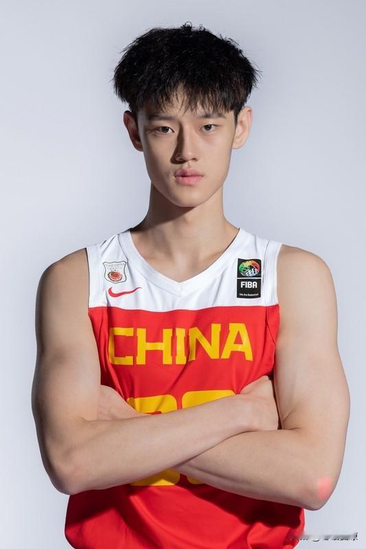 曾凡博篮球事业未来发展前景不太乐观。在NBA季前赛首秀，他签的是Exhibit1