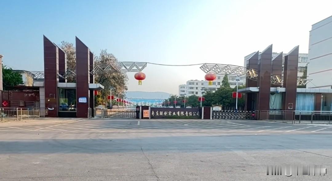 昔日熙熙攘攘的陶庄矿大门，如今变得空无一人！
我是陶庄媒矿的退休人员，从小生活在