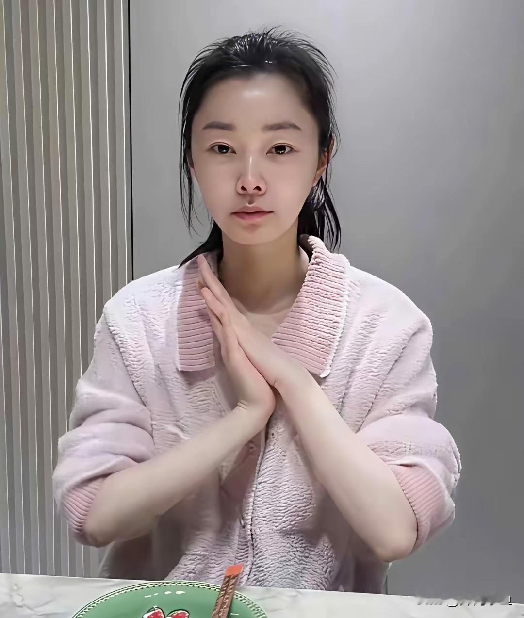 宋轶居家素颜吃饭照状态！

一身浅粉色软糯家居服，头发随意扎起，没有精致妆造，整