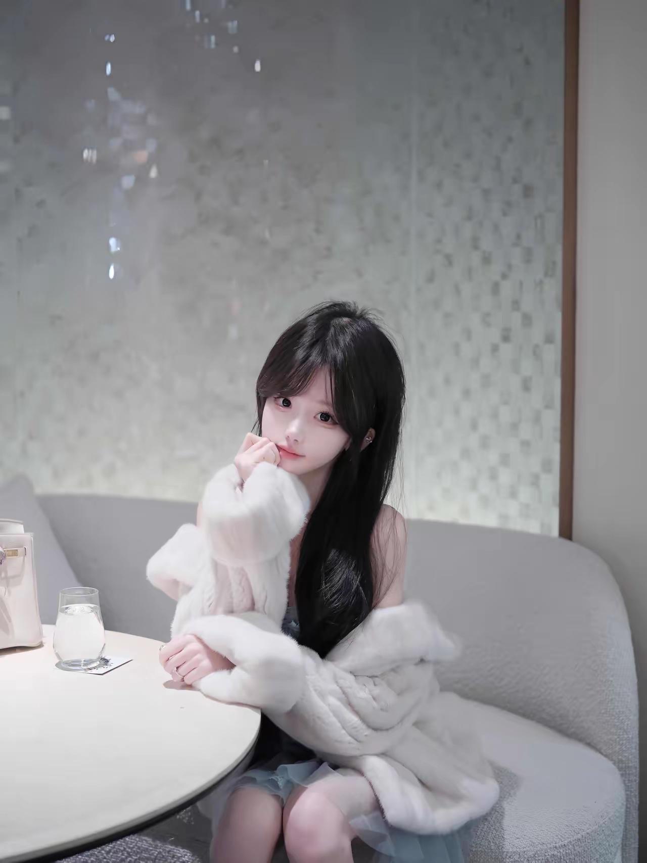 冬日暖阳下，温柔少女与毛绒外套的温馨时光🌞🧸人来世间走一趟的意义是什么? 饺