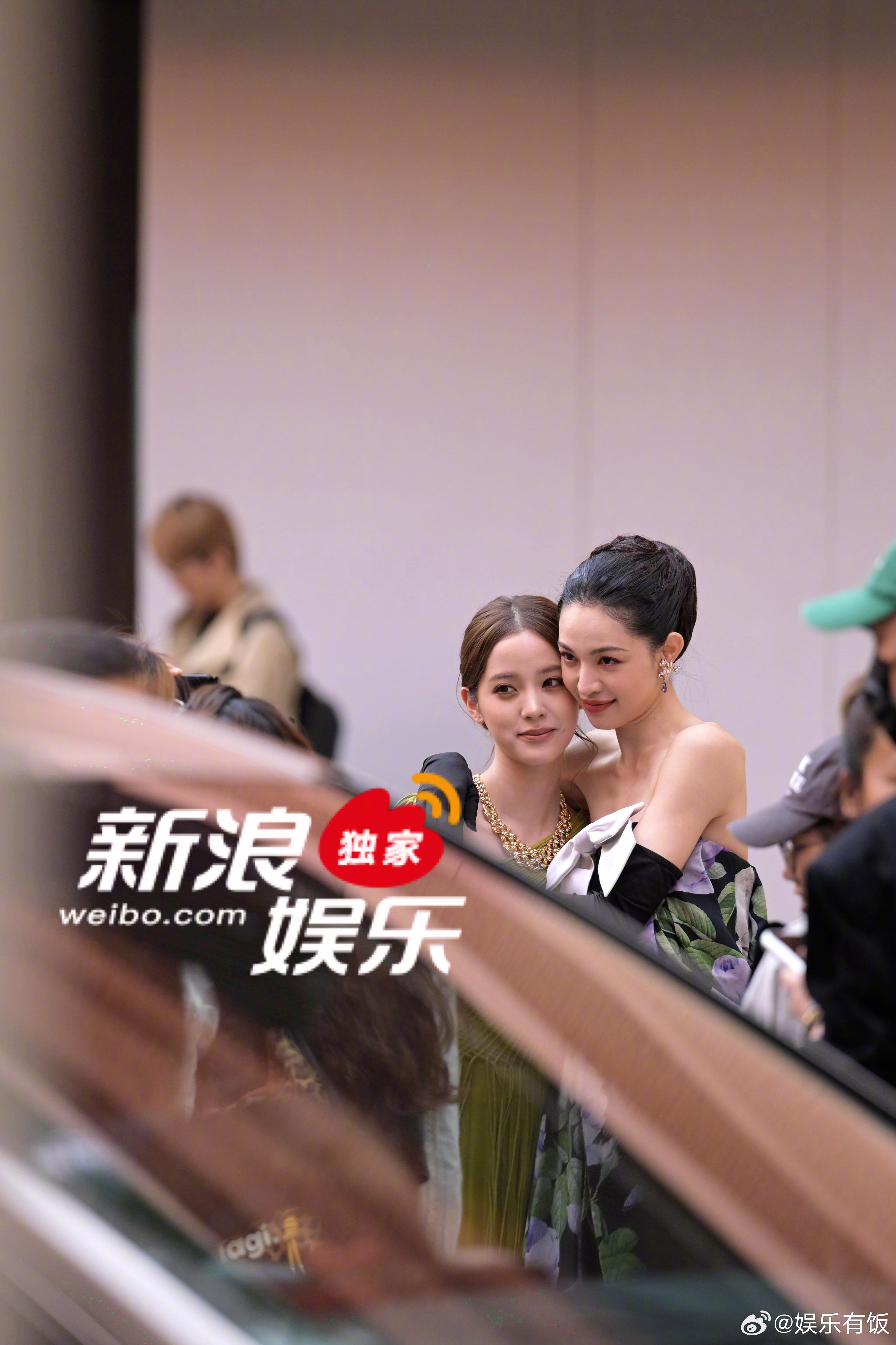钟楚曦欧阳娜娜贴贴钟楚曦欧阳娜娜你们俩都没喝中药 亮相vogue盛典，美女们贴贴
