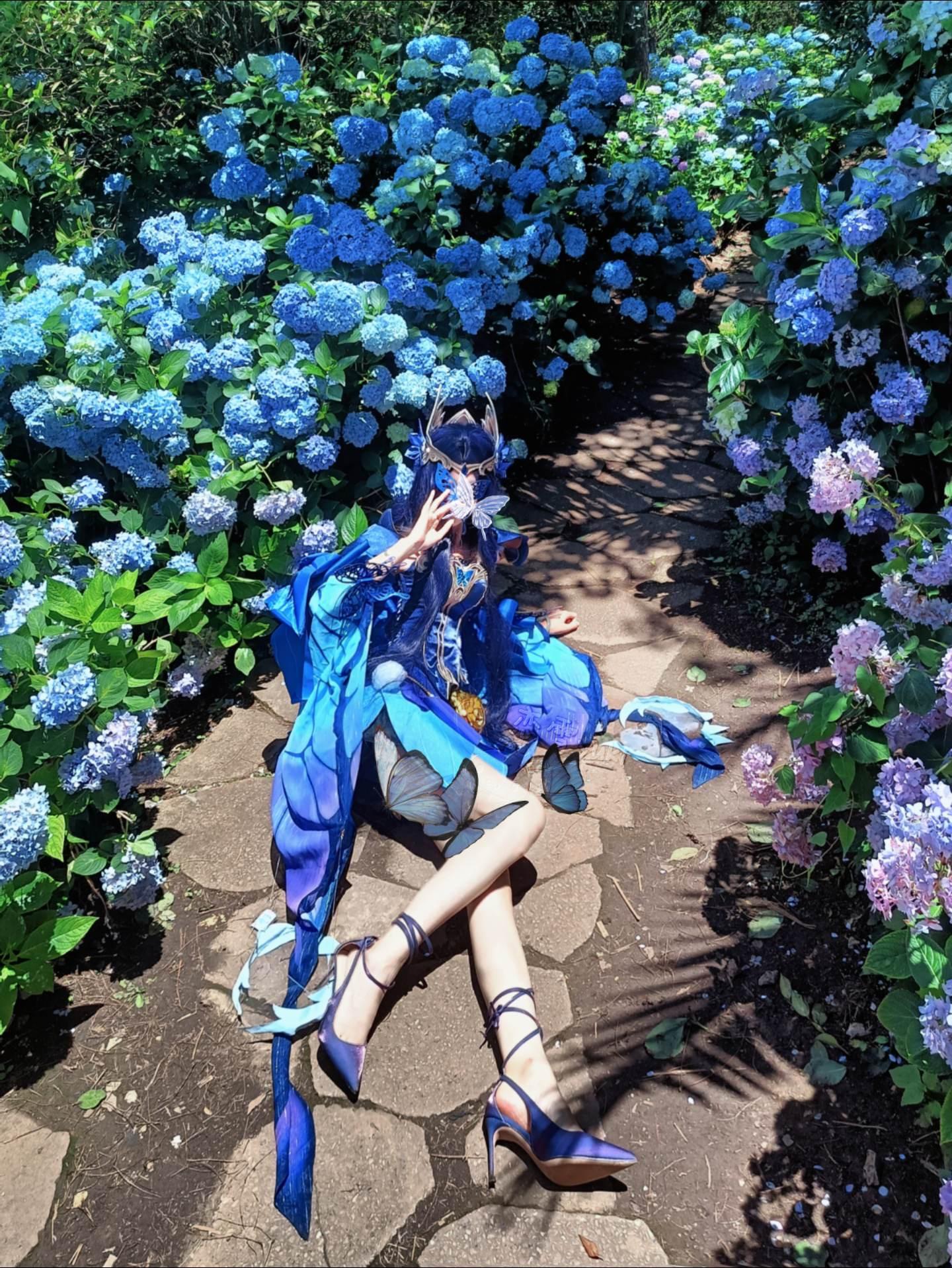 画中的你低着头说话。王者荣耀