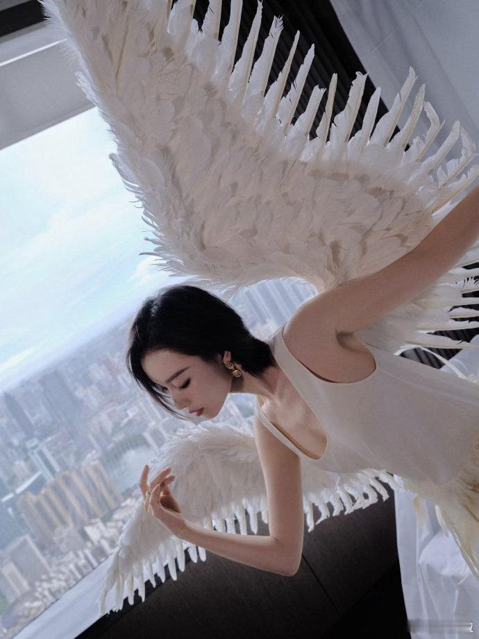 索菲亚全球品牌代言人倪妮 又是被美到失语的一天！武汉活动现场的状态也太能打了吧，