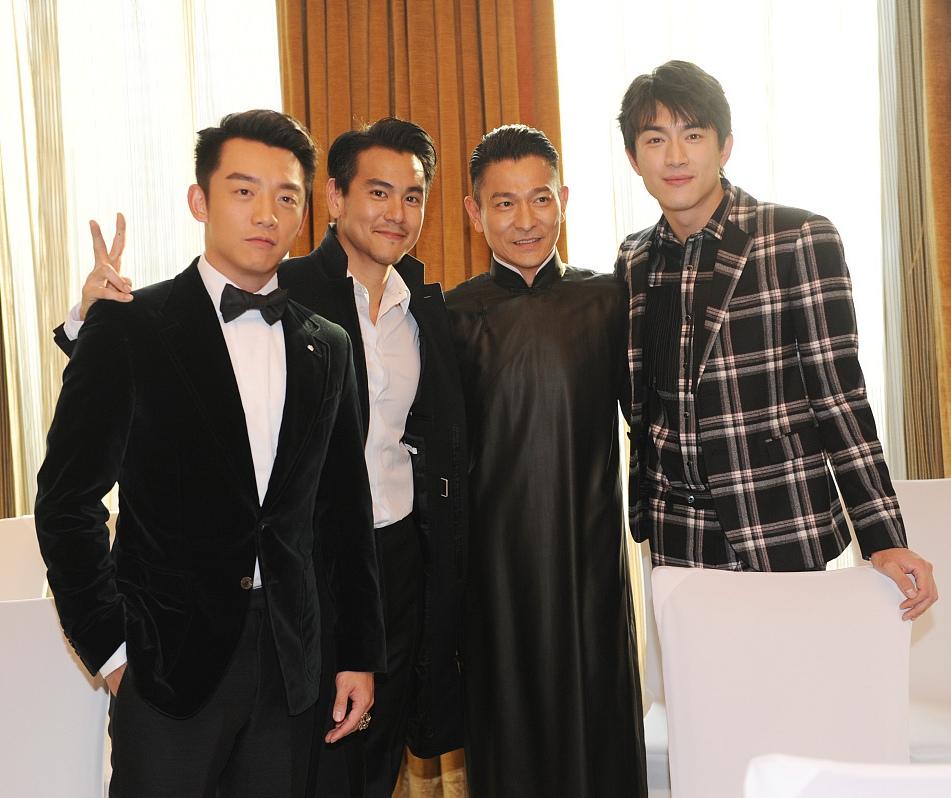 4星同框：我认出了目若朗星、笑意粲然的彭于晏，穿着长衫、气色盈和的刘德华，西装革
