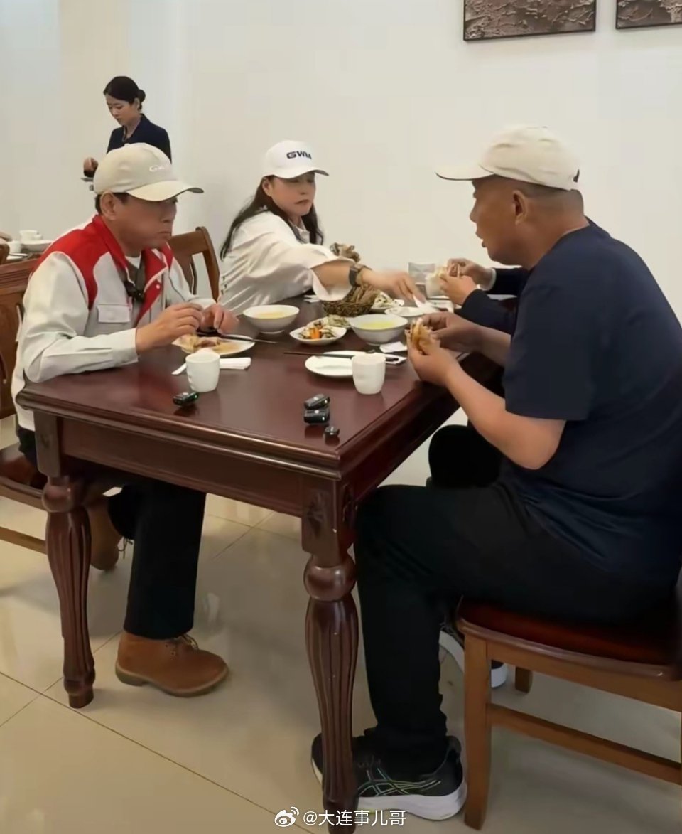 魏建军请于东来吃驴肉火烧没有高端饭局，魏建军请于东来吃驴肉火烧！两大佬食堂啃驴火