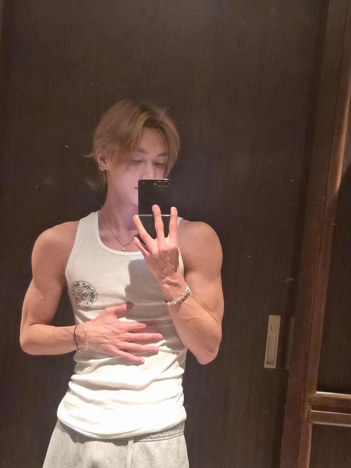 运动后来泡泡上传“今天运动结束”自拍照的元彬