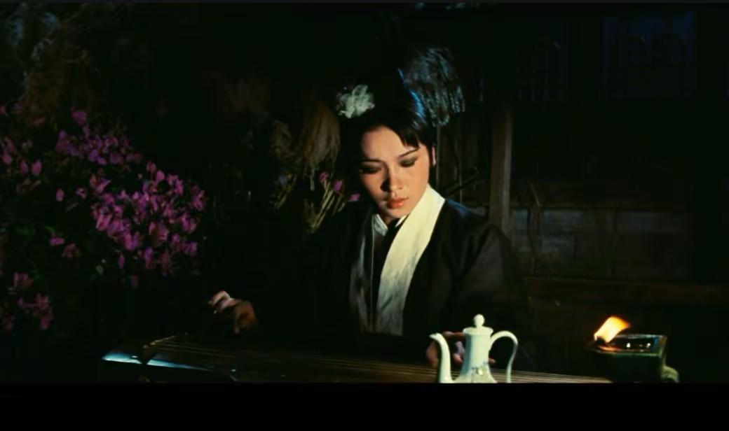 胡金铨侠女杨慧贞。荒山乱石之间，青烟袅袅弥漫山谷。四下空无一人，杨慧贞蓦然立于石