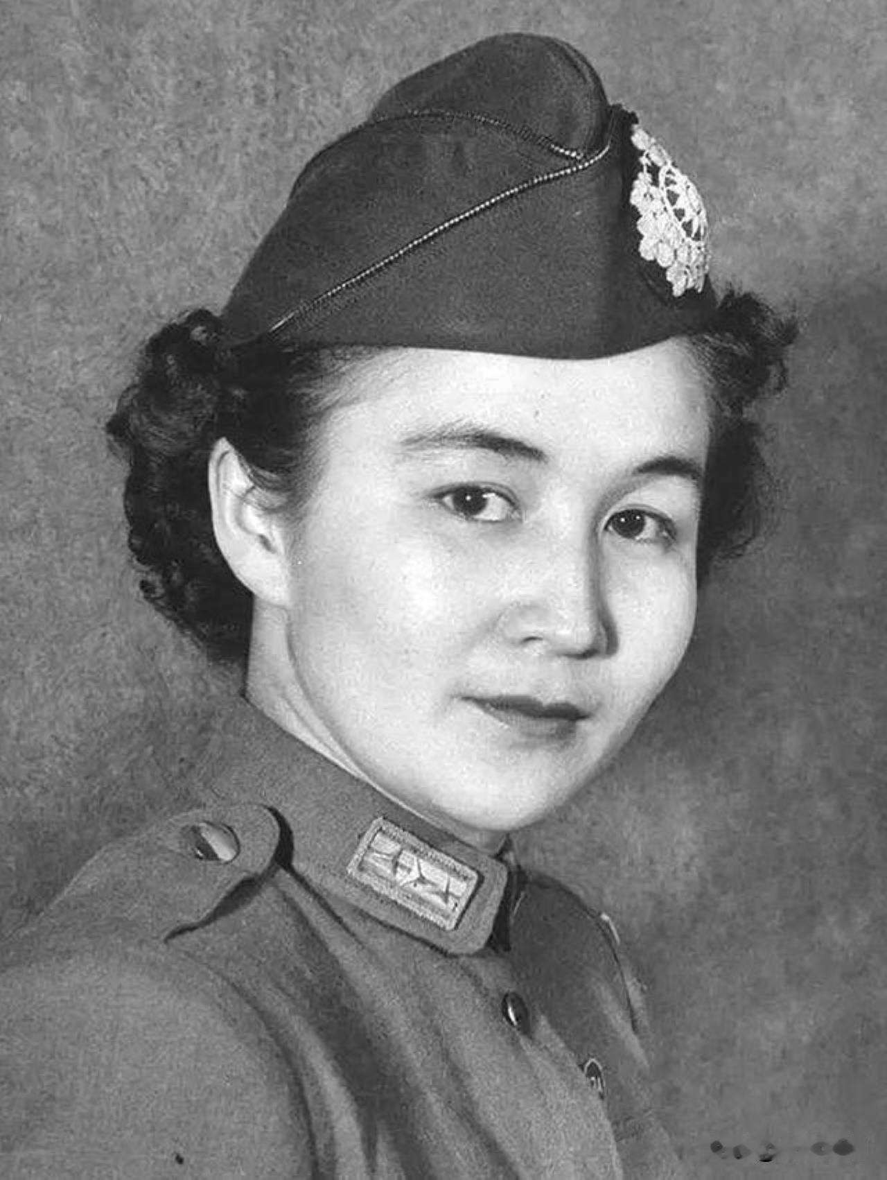 陈毅与国民党少将女军官胡兰畦的传奇故事…
 
胡兰畦，1901年生于四川成都，其