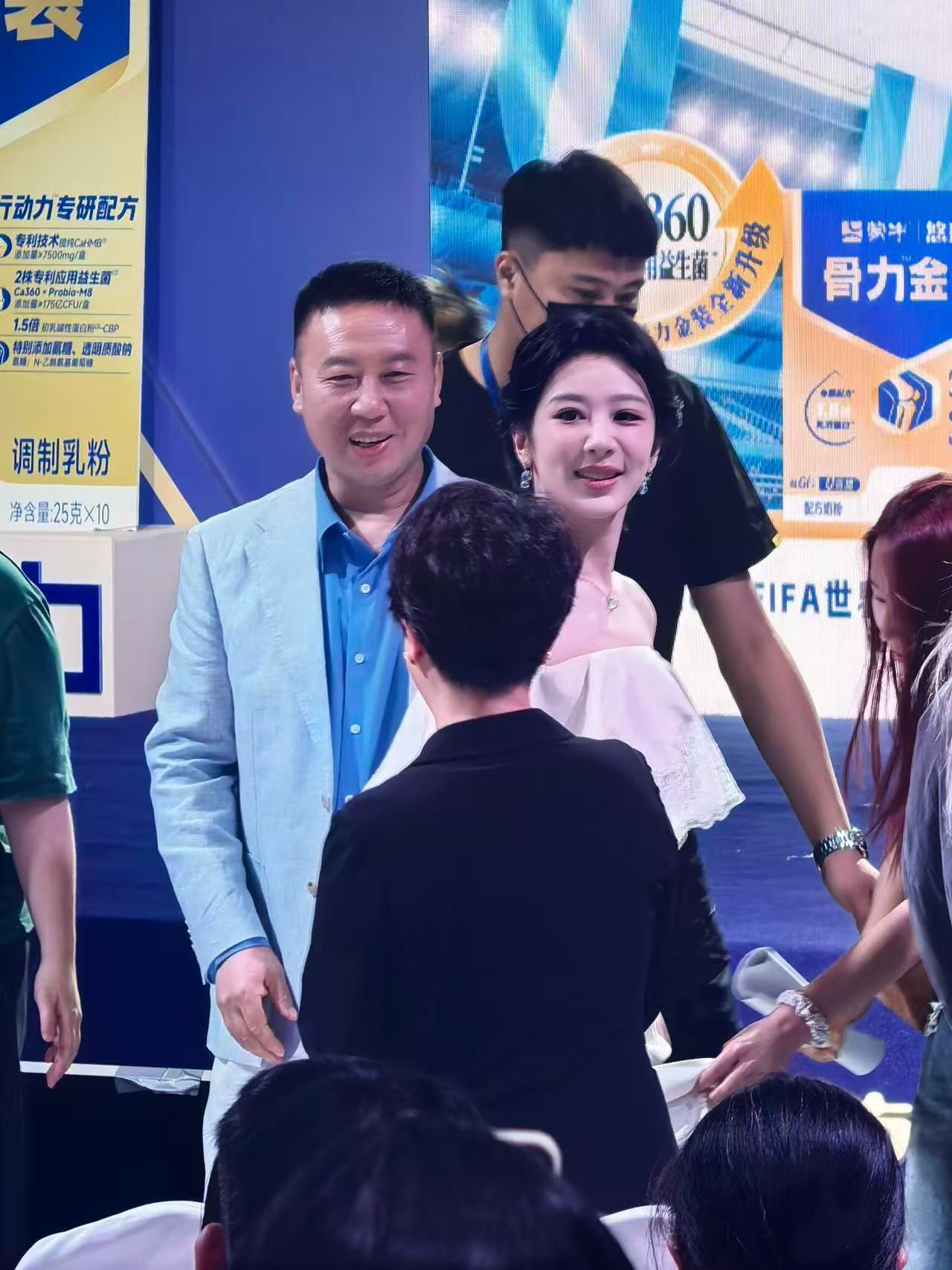 杨紫携紫爸下班 杨紫穿绝美礼服和紫爸下班，一路挥手超宠粉，状态好到爆，紫爸超亲切