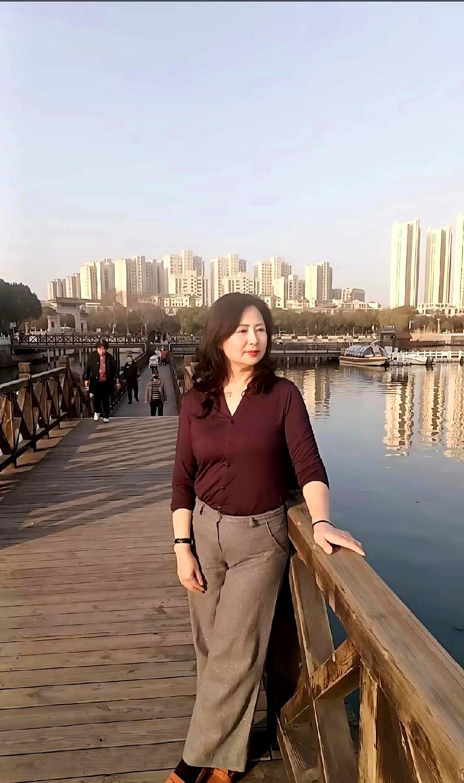 你说现在这大热天儿，老太太为啥总盯着楼下小孩儿玩的泡泡机发呆？
说白了，她最大的