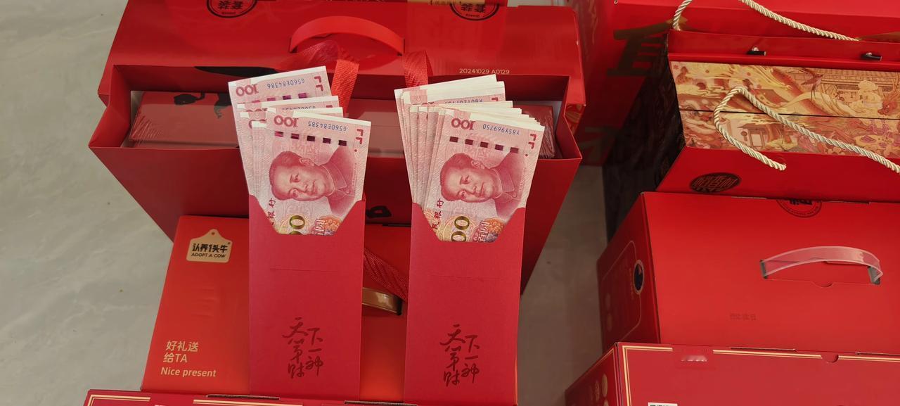 给二个女儿红包一人一包！今天除夕夜明天过年了，又到了我们大人给小孩红包的风俗环节