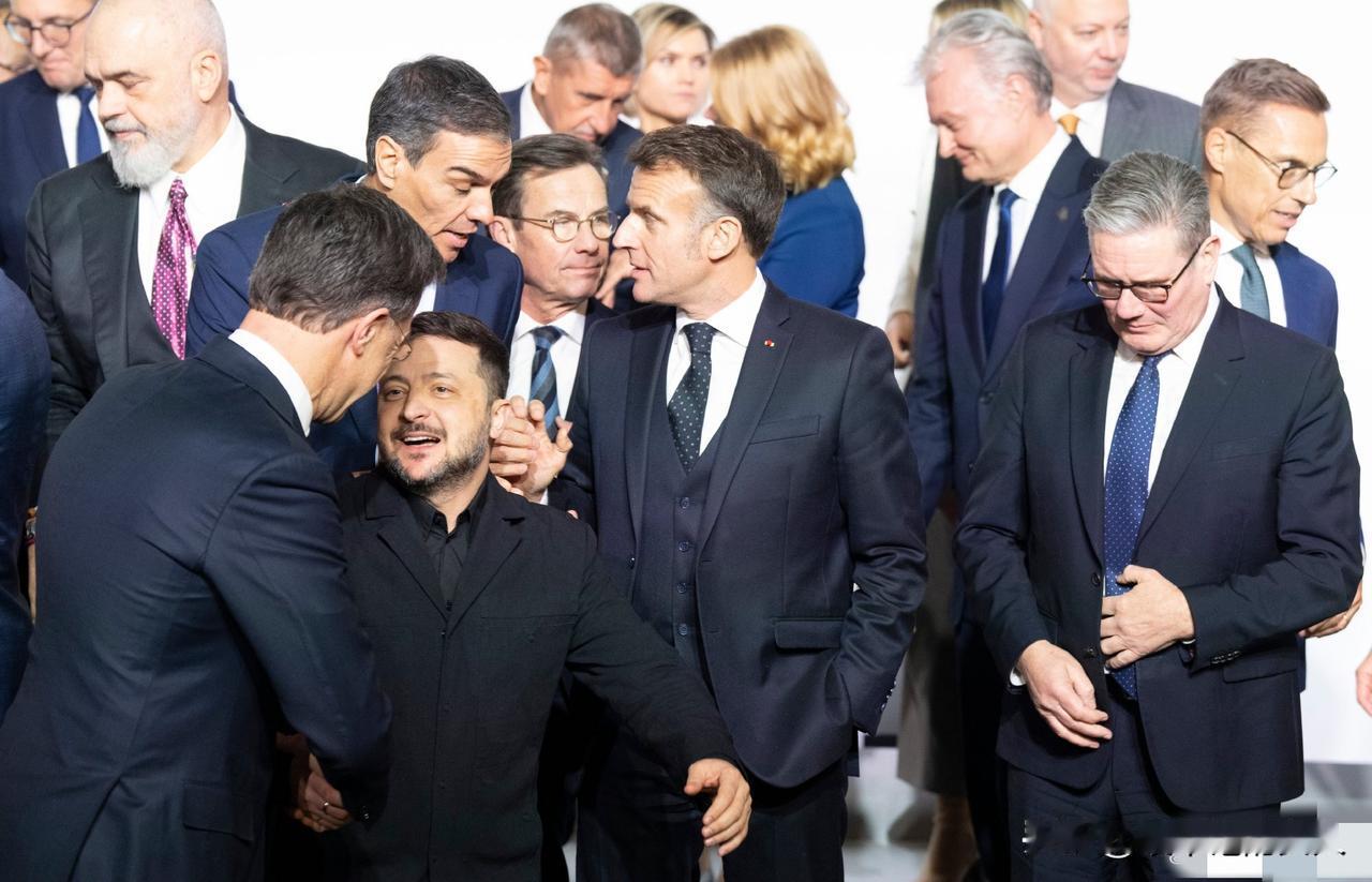 夜深了，想问一下，泽连斯基还有人管吗？怎么现在？感觉到好像没人管他了一样，话题都