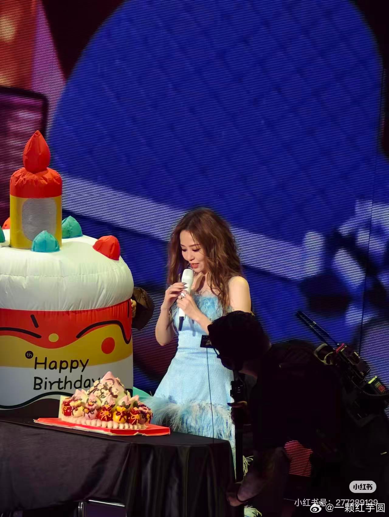 张靓颖摔下舞台 妈呀，想起张靓颖稳如CD的神级现场，今天她更是用实力证明了什么是