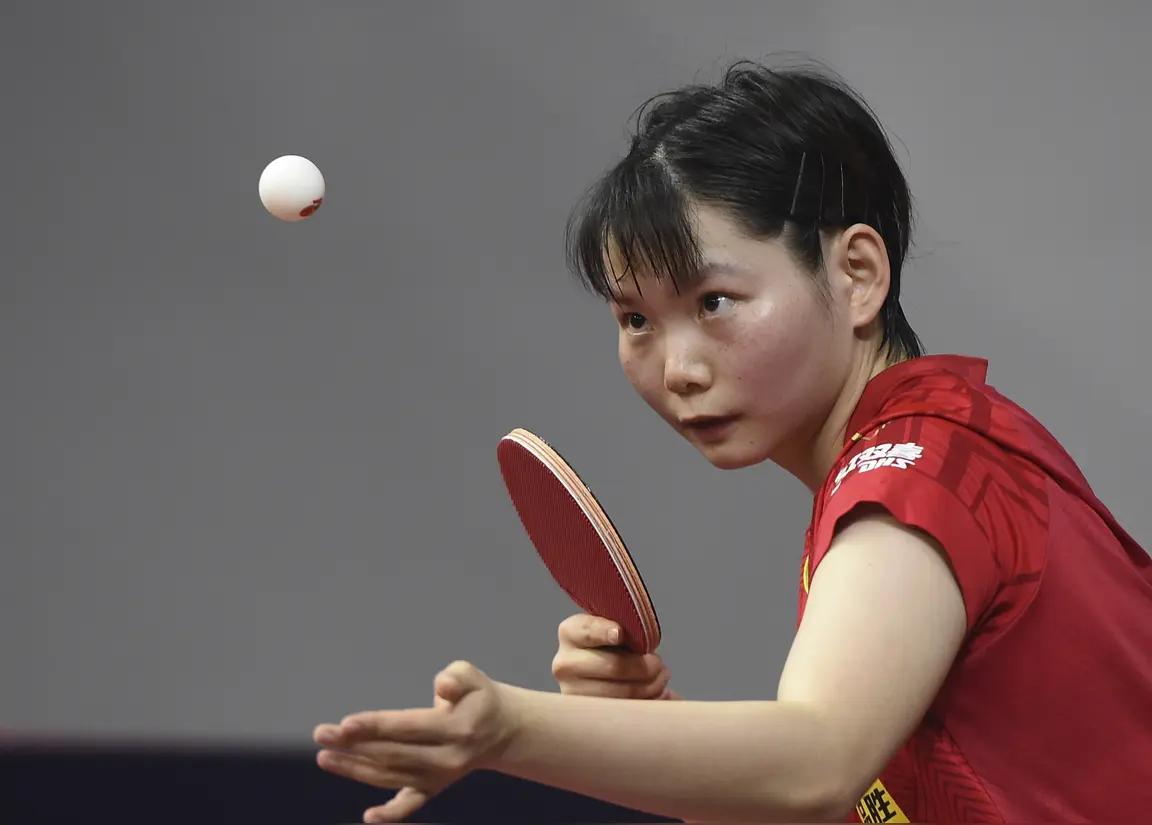 何卓佳关键时刻手软了，惜败日本名将早田希娜！新加坡大滿贯八分之一决赛，何卓佳与日