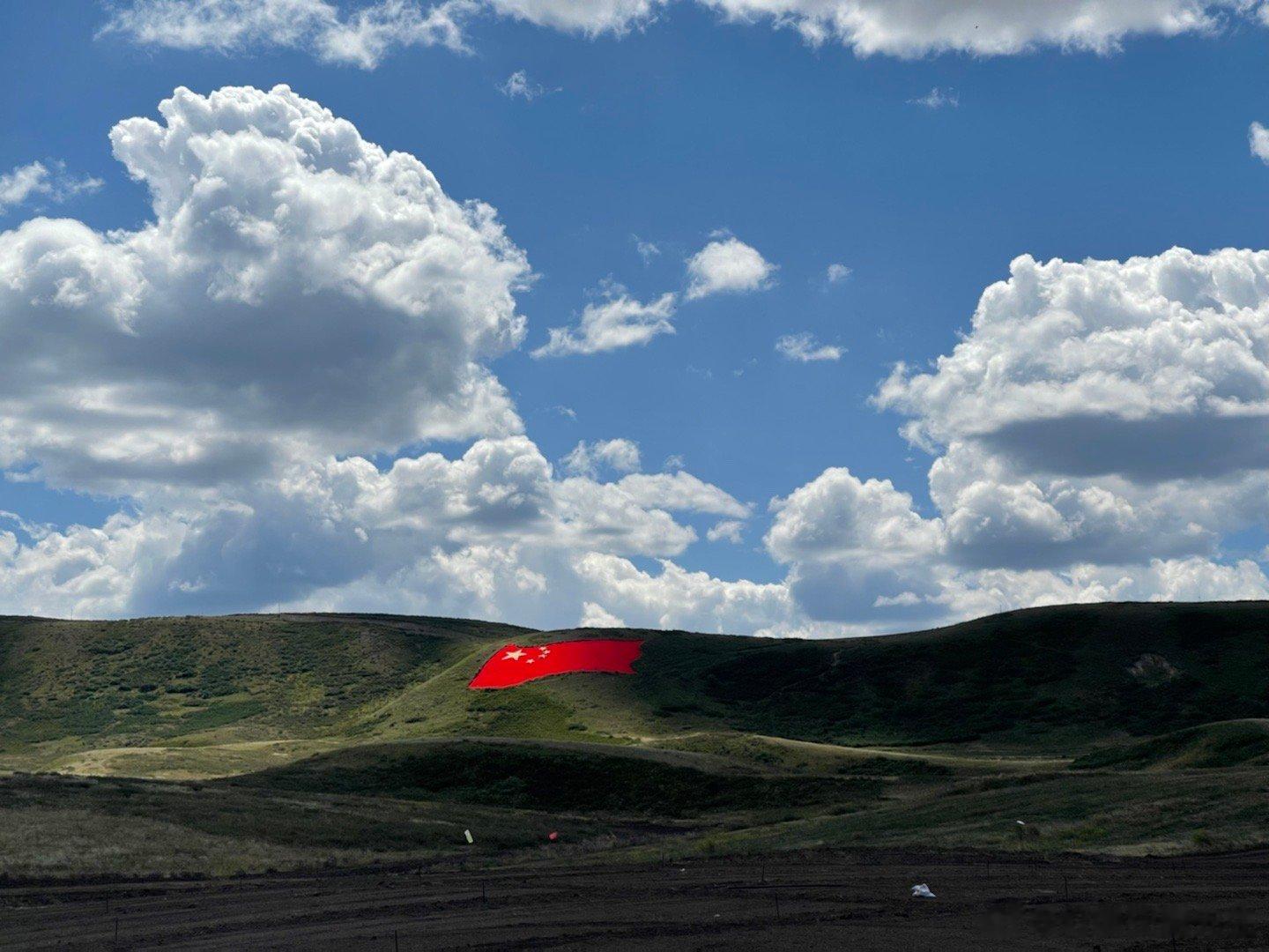 这个图不是P的，也没有经过任何后期调整，是我昨天找岩画的路上随手拍的，拍摄地点在