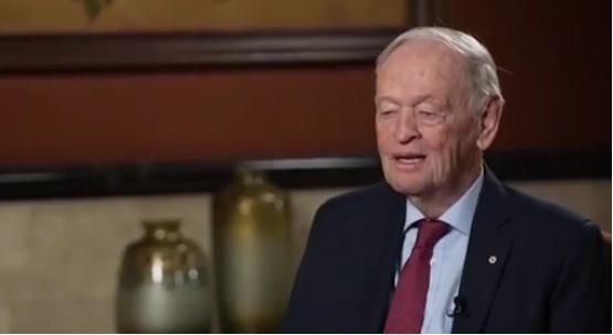 一向对华友好的加拿大前总理克雷蒂安说，“这三四十年，世界乱糟糟的，到处都在晃，但