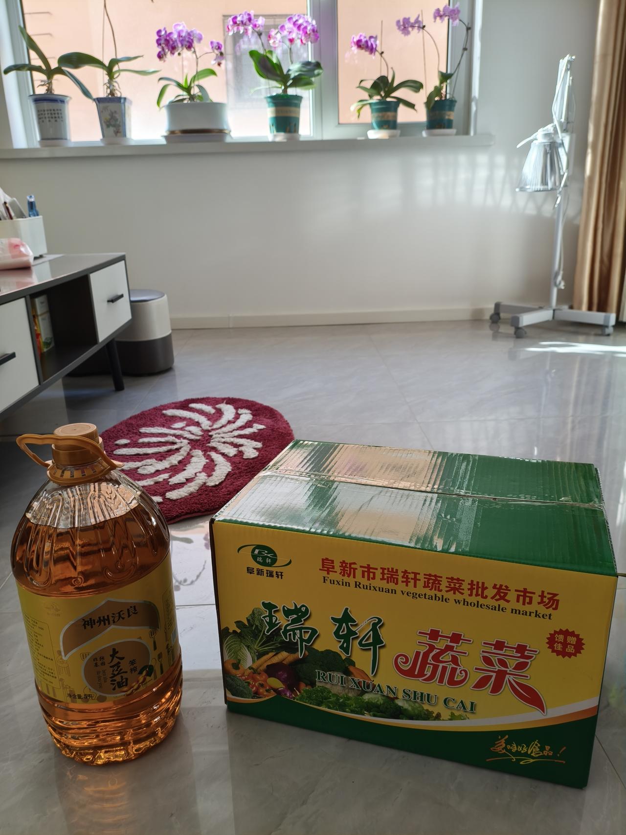 刚刚好姐妹给我送来一箱蔬菜，一桶豆油，让我颇受感动。退休了，还有人记挂着我。这份