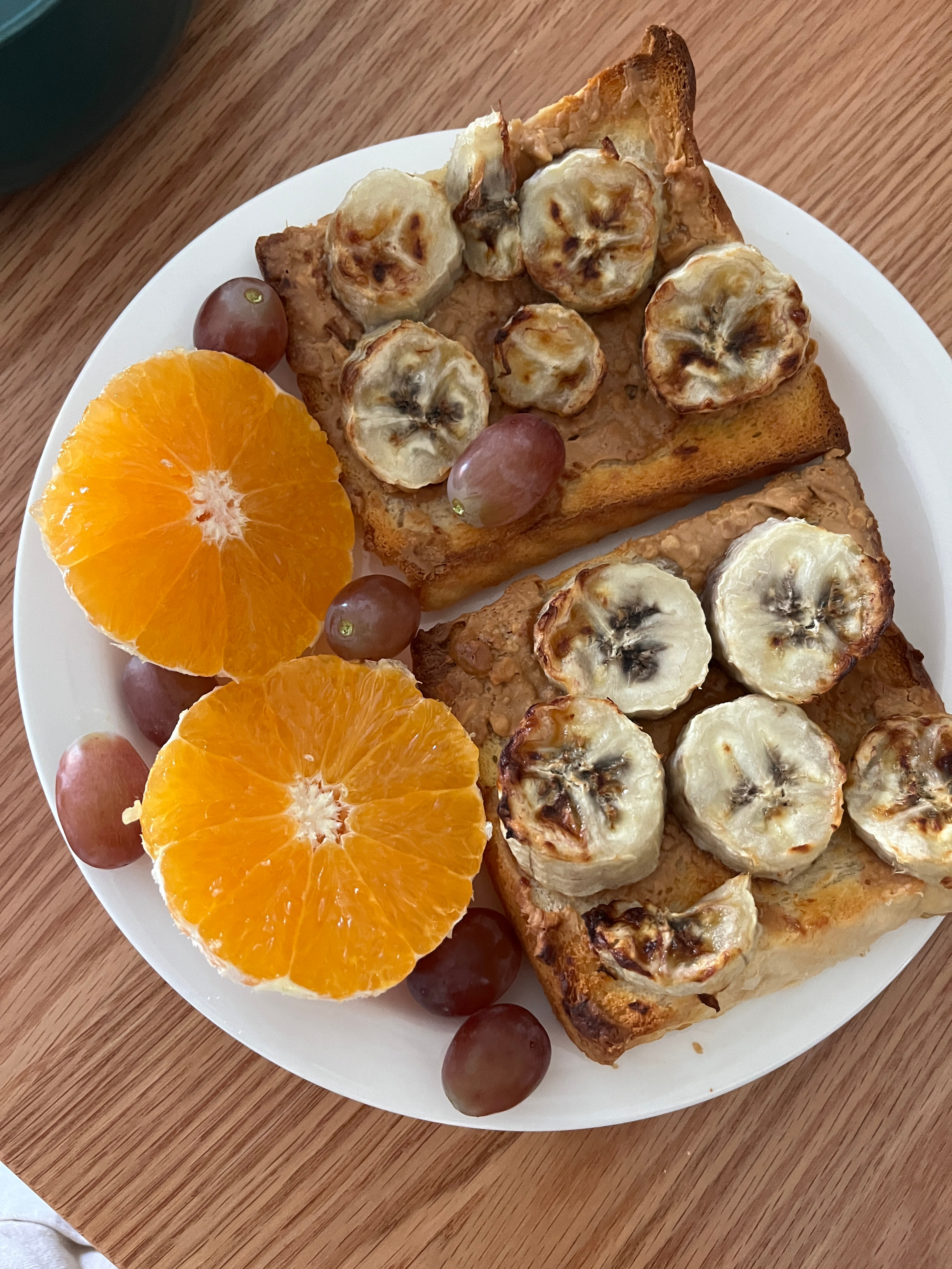 昨天一人食三餐。早饭：香蕉土司加了花生酱。可能我方法不对，做了两次也没有觉得像别