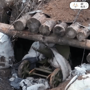 古董也不放过。俄军无人机在林中阵地发现不对劲，一些原木下面，部置有一挺老式马克沁