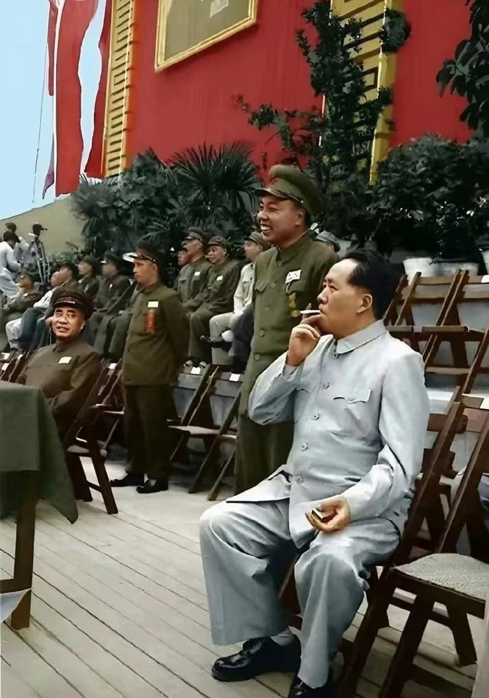 失去了毛主席思想就会步入歪门邪道！毛主席更大的功业，是他自身就是一个榜样，一个至