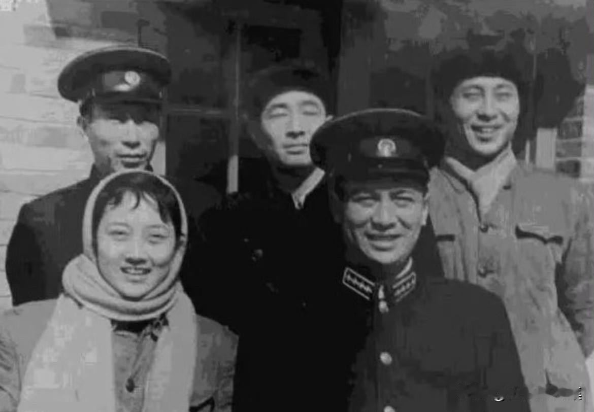 1958年，电影《海鹰》剧组与海军鱼雷艇6支队官兵的合影。照片中，前排左一为演员