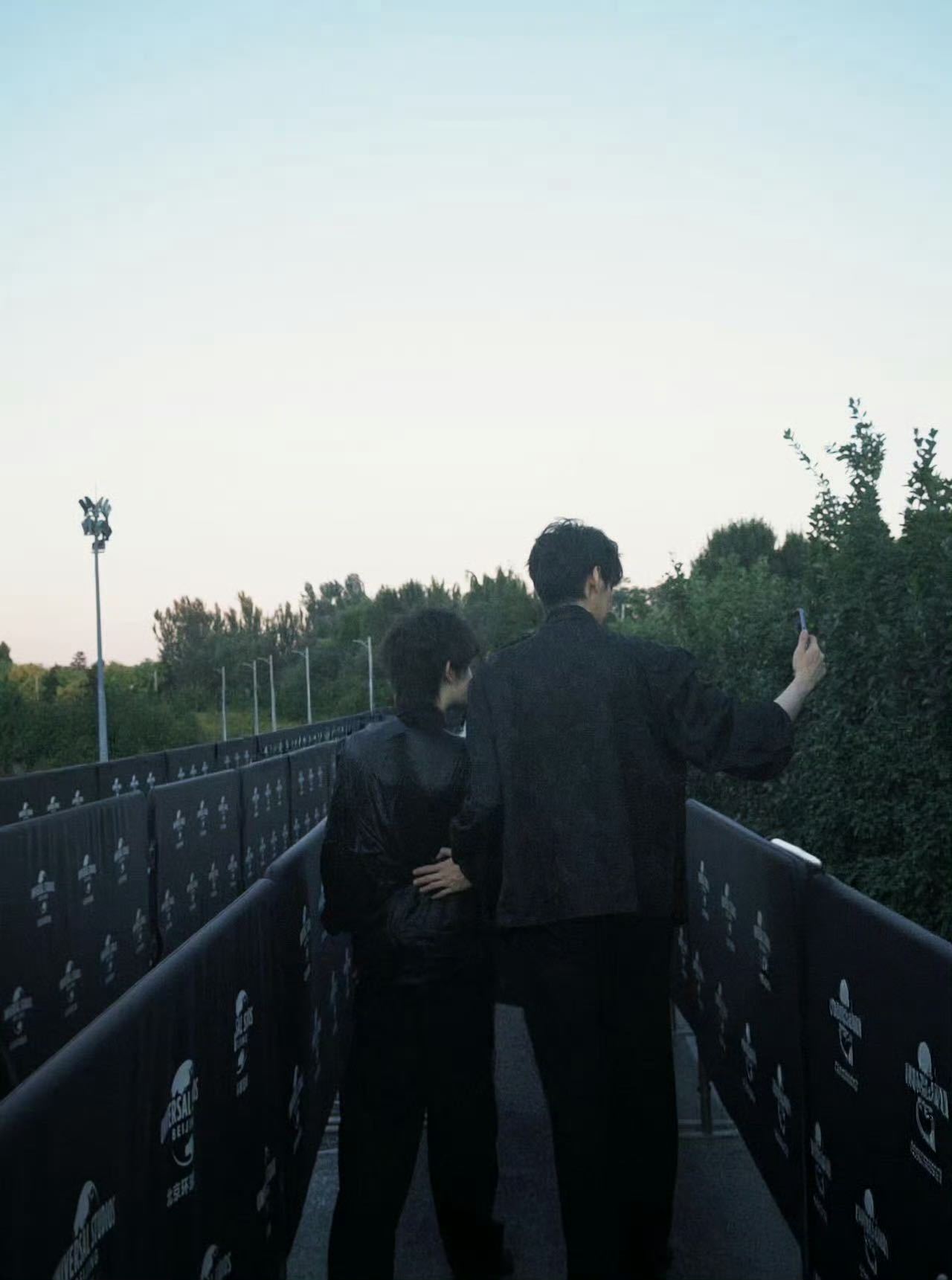 谁懂这个饶子豪和诸侯在环球影城被偶遇了！！就这样适配万圣节妆造🎃身高差完全萌?